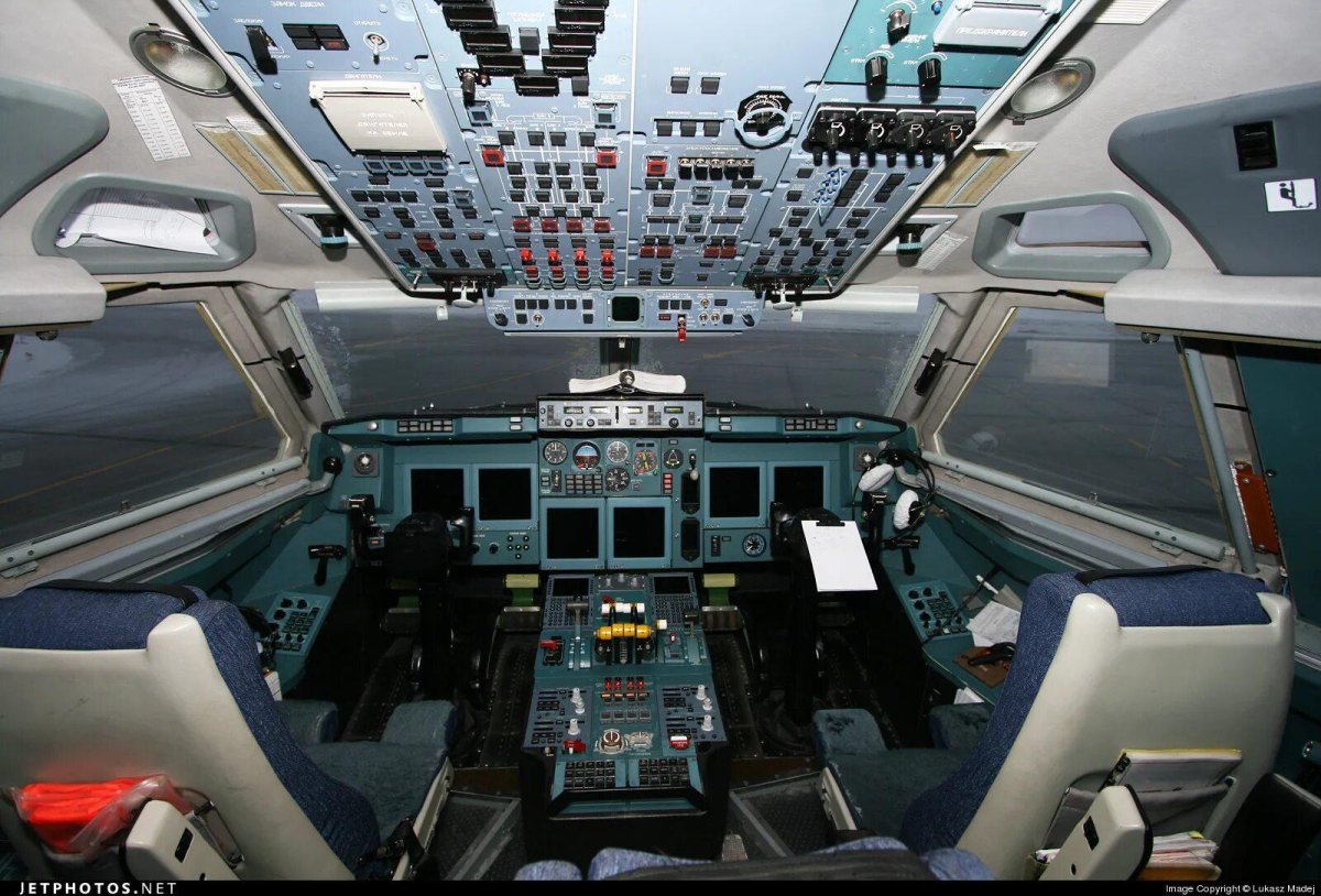 Ил-96-400т кабина