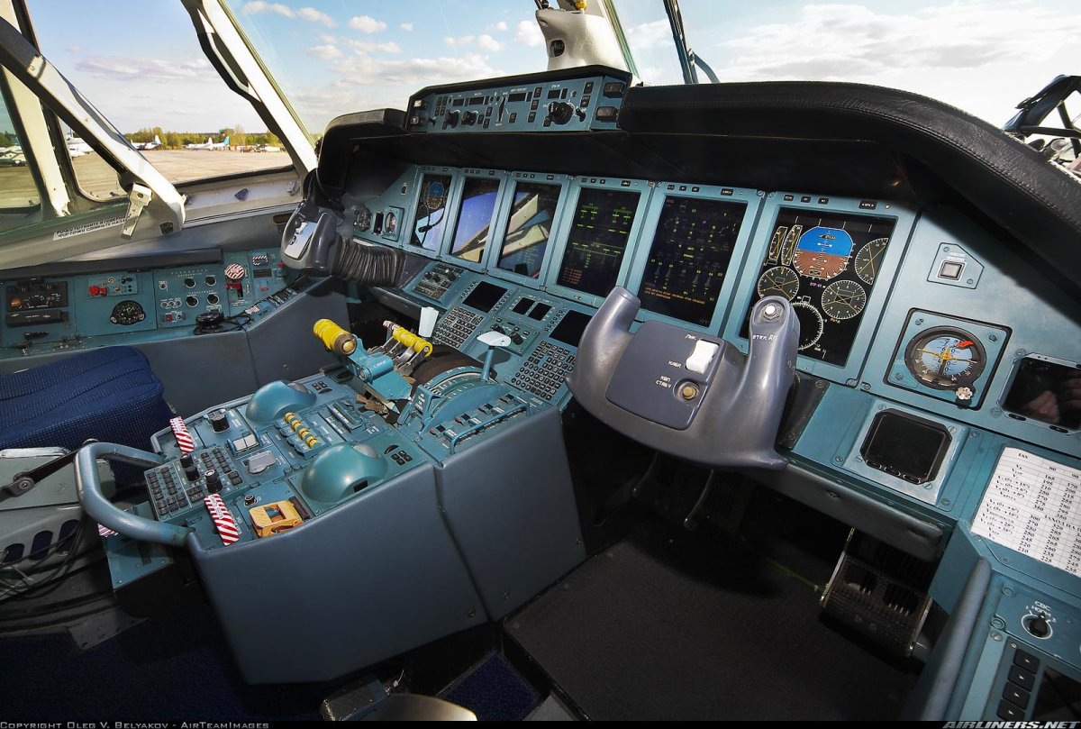Ил-114-300 кабина пилотов