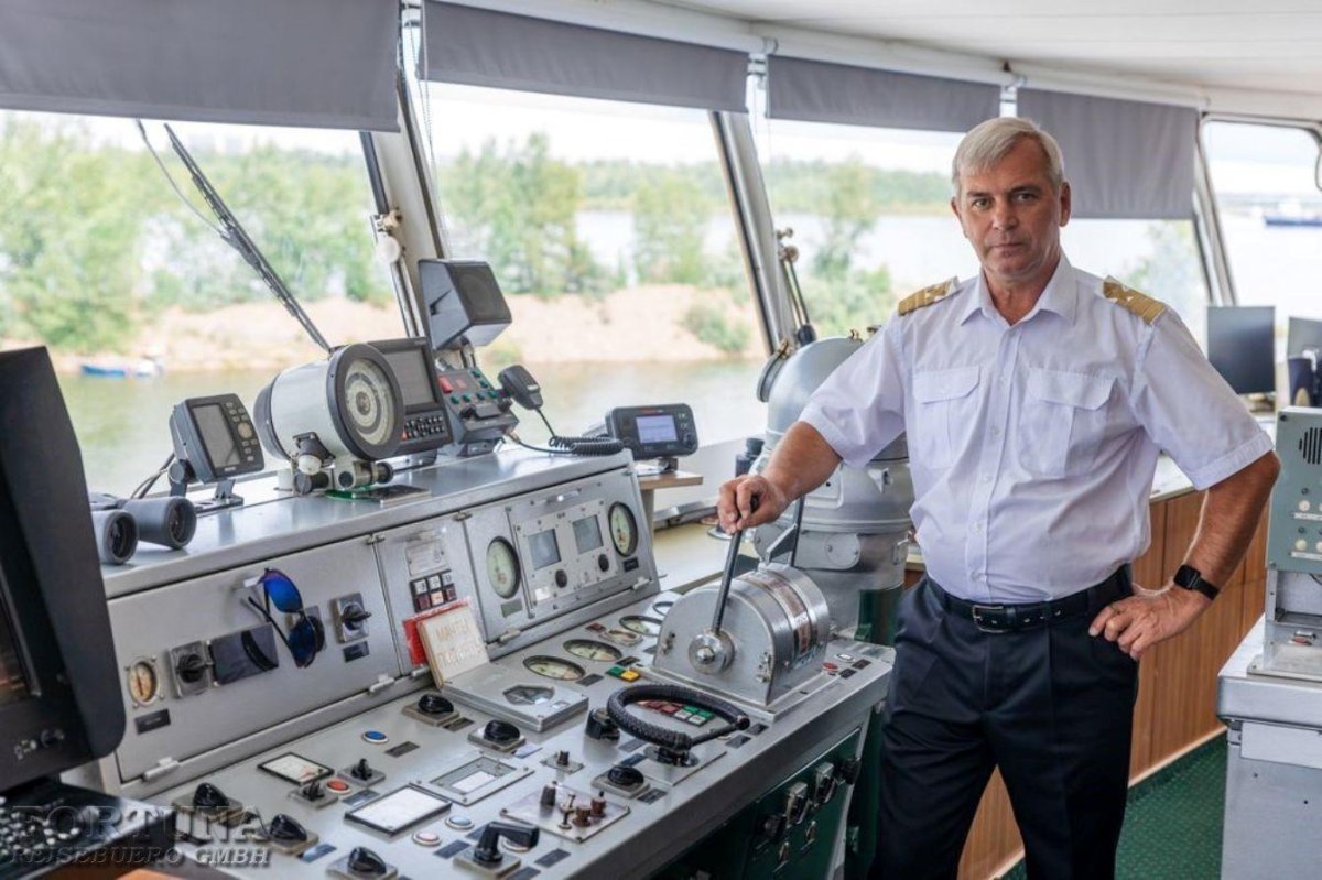 Капитан теплохода Максим Горький