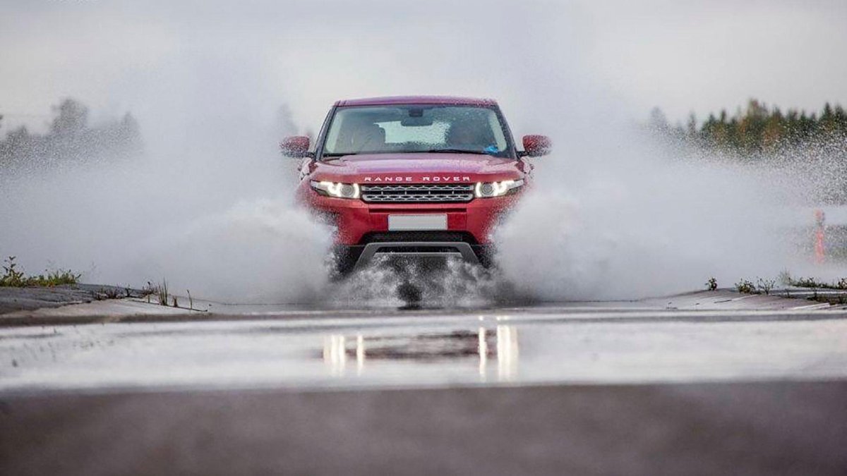 Машина тормозит на мокрой дороге