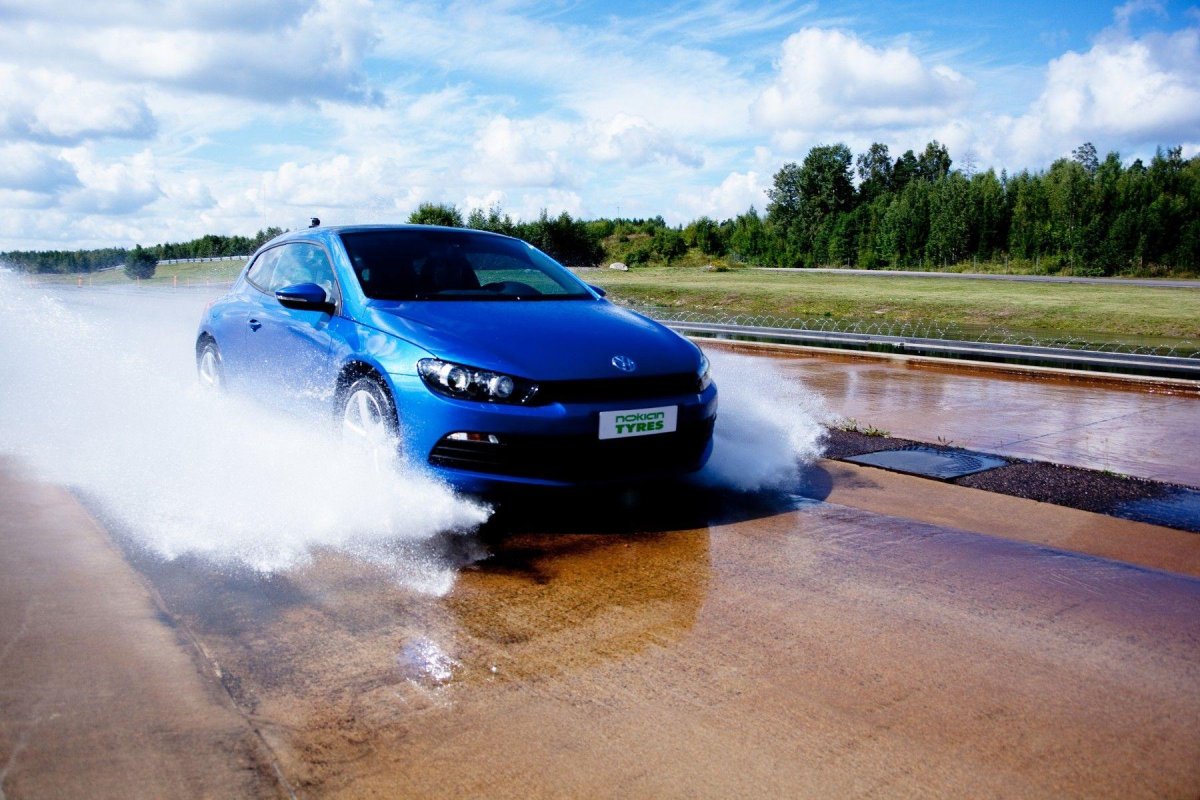 Аквапланирование у машины