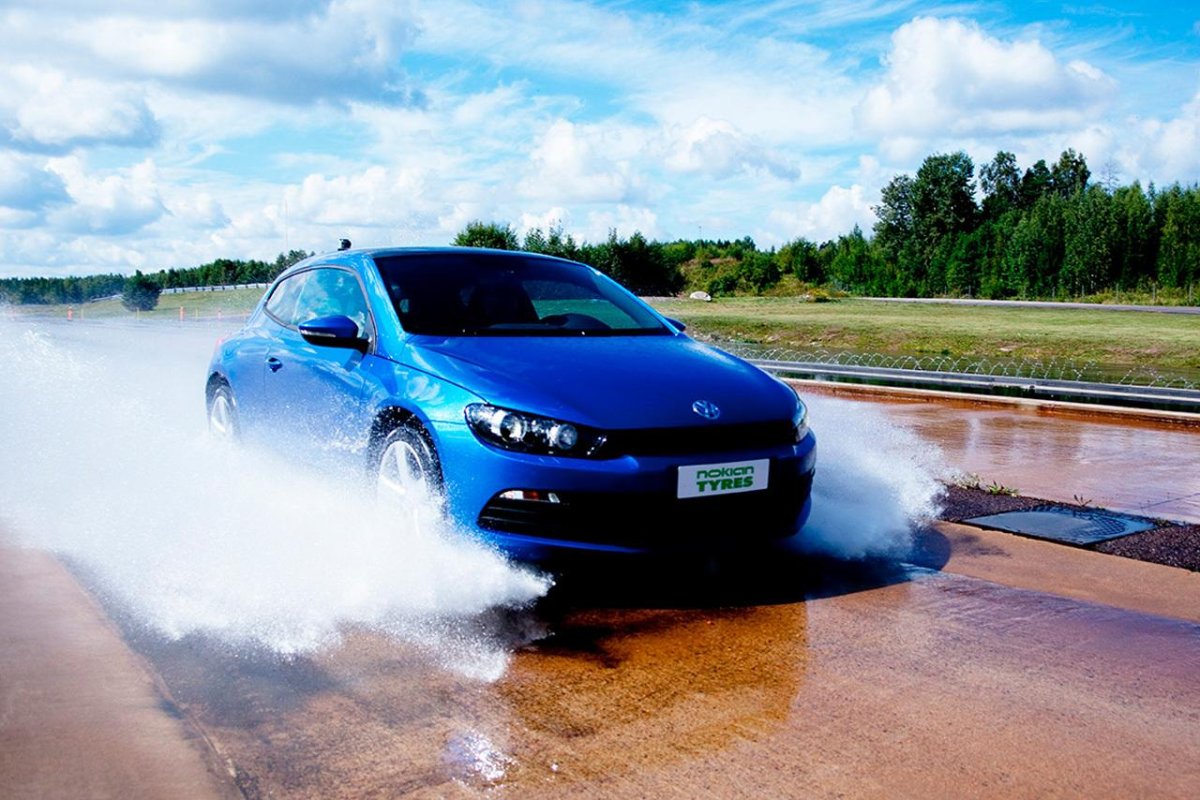 Машина на мокрой дороге