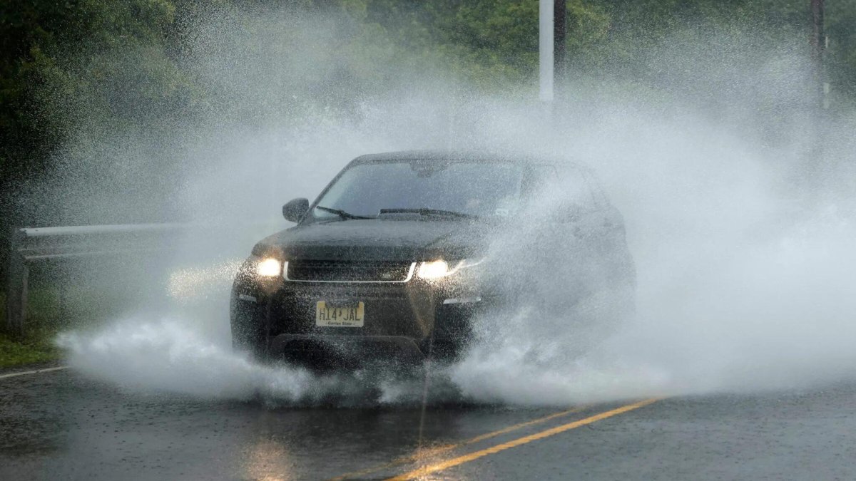 Машина обрызгала мальчика