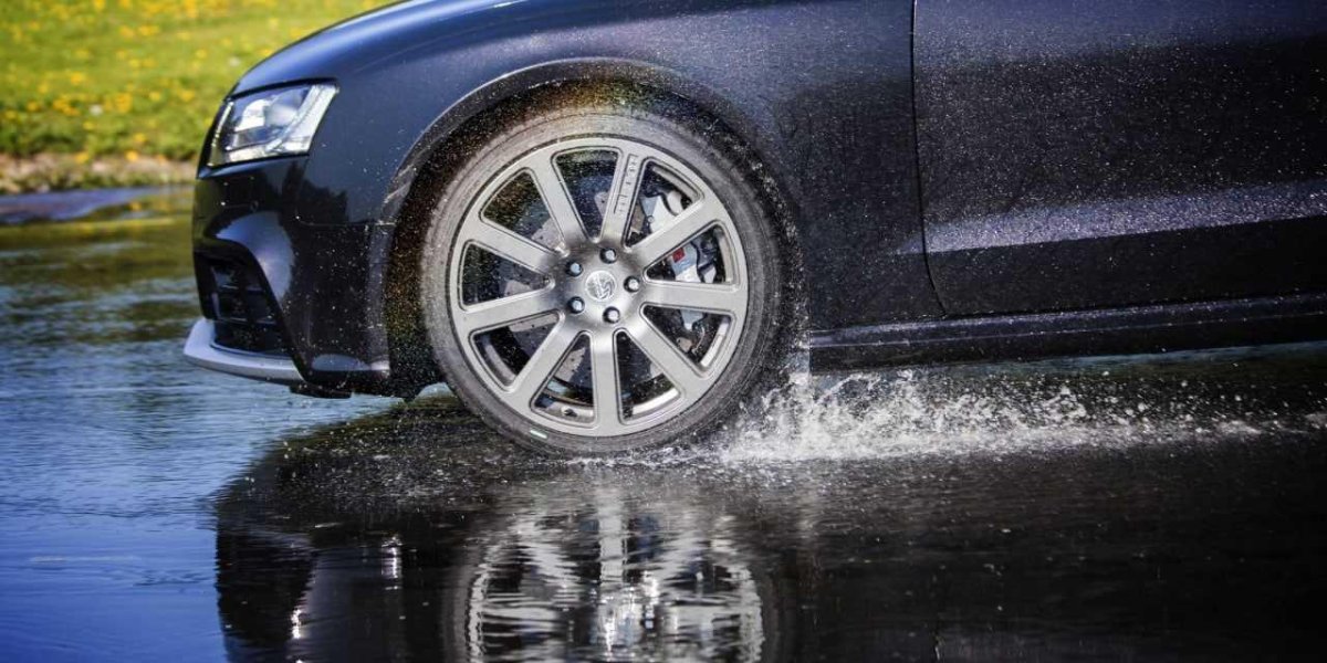 Мокрый асфальт машина