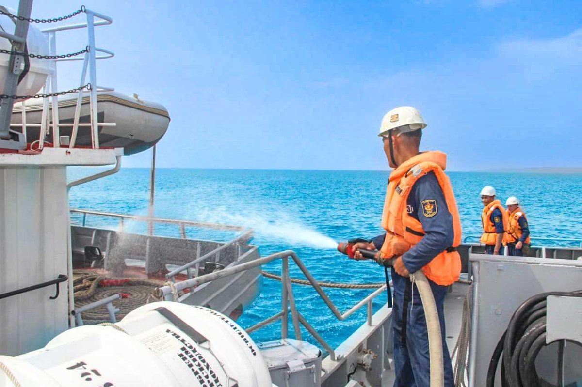 Матросы на корабле