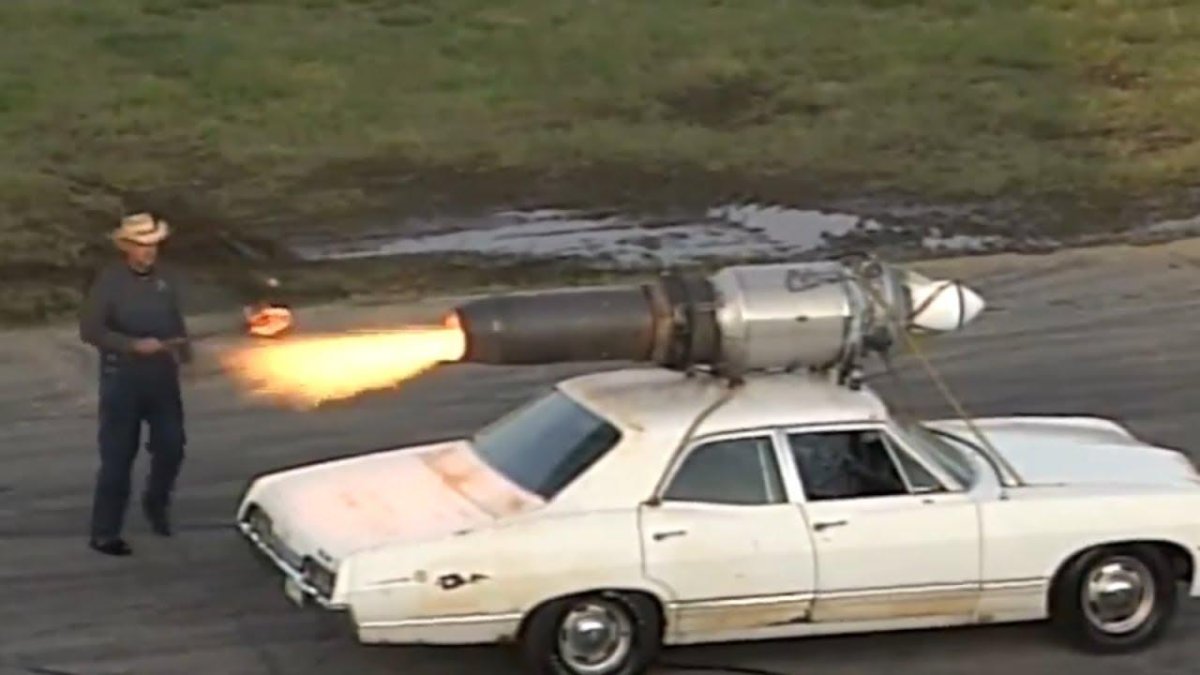 Машина с реактивным двигателем