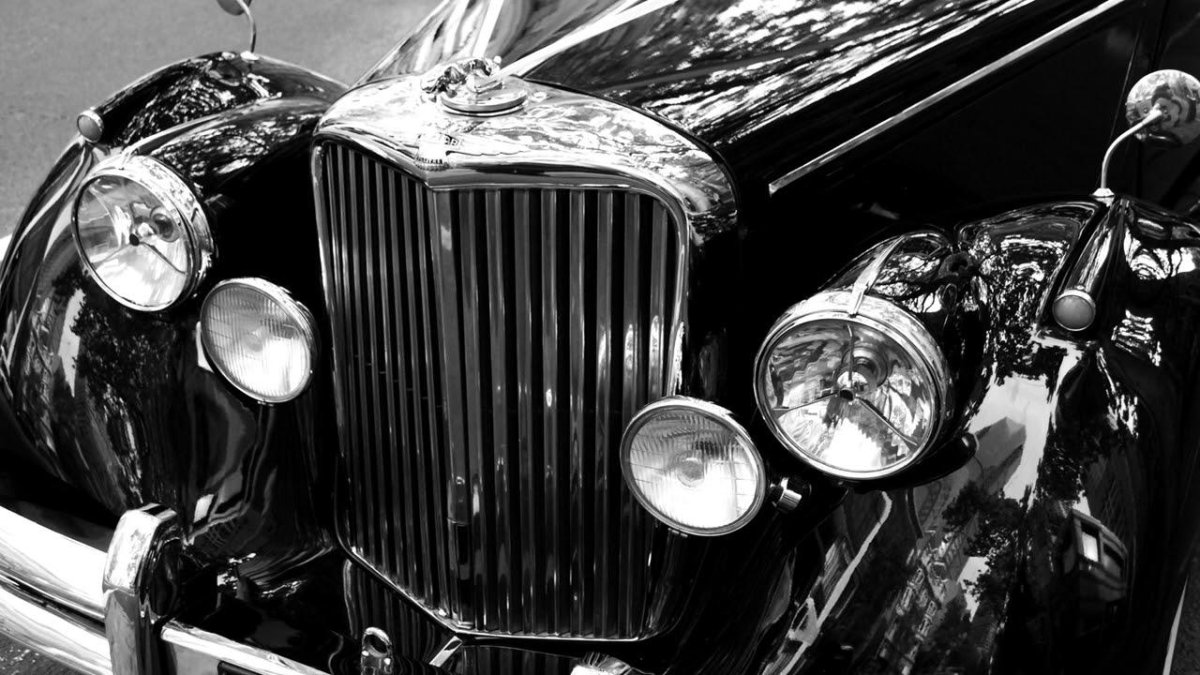 Черный ретро автомобиль