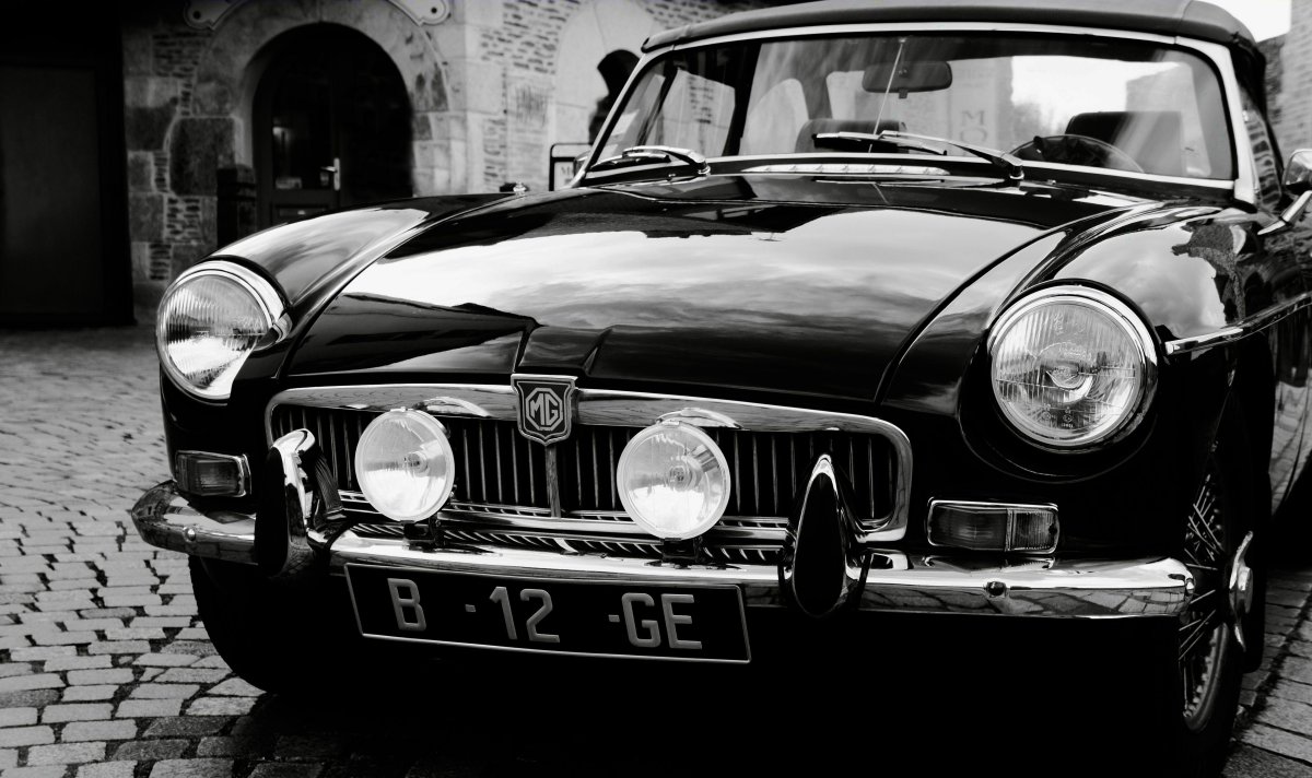 Черная ретро машина