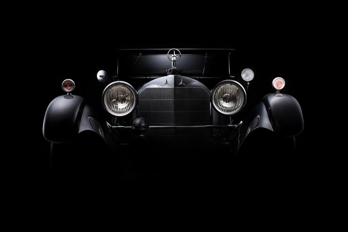 Черный ретро автомобиль