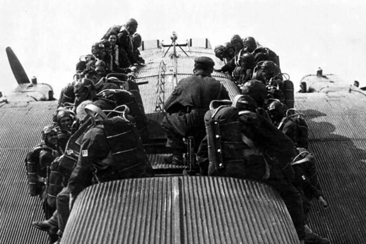 Высадка парашютного десанта с бомбардировщика ТБ-3.