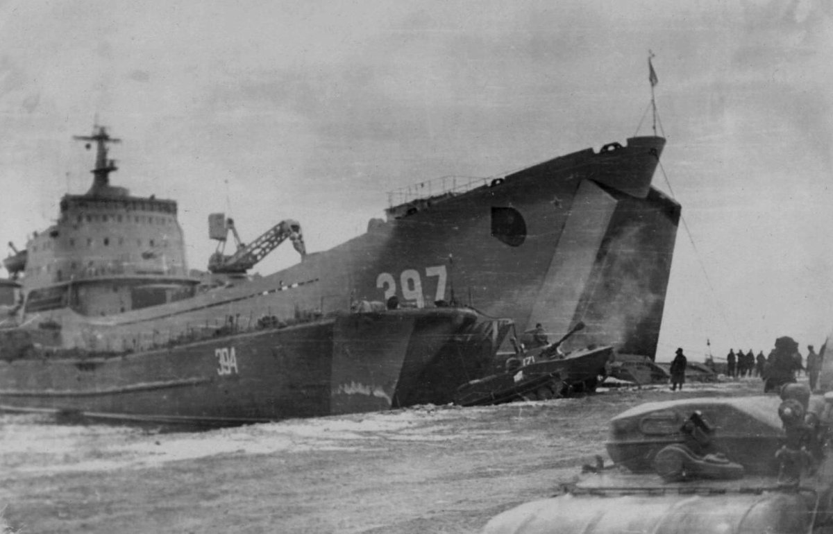 Десантный корабль 50 лет шефства ВЛКСМ