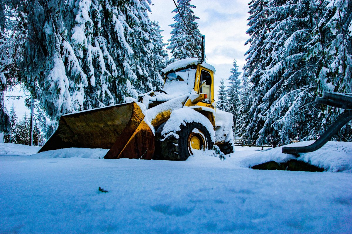 Трактор снег