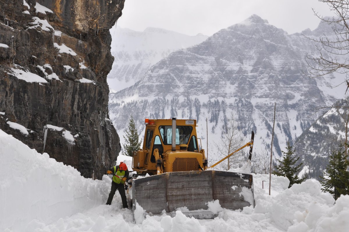 Бульдозер снег