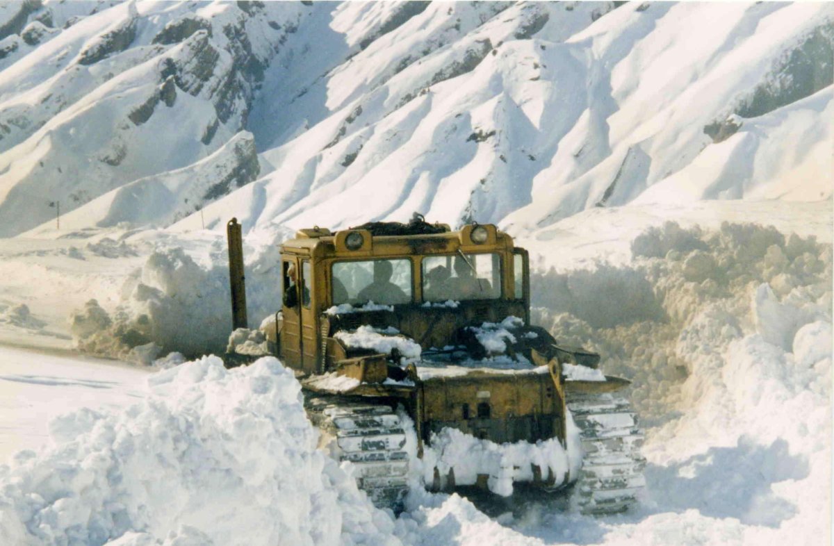 Бульдозер снег
