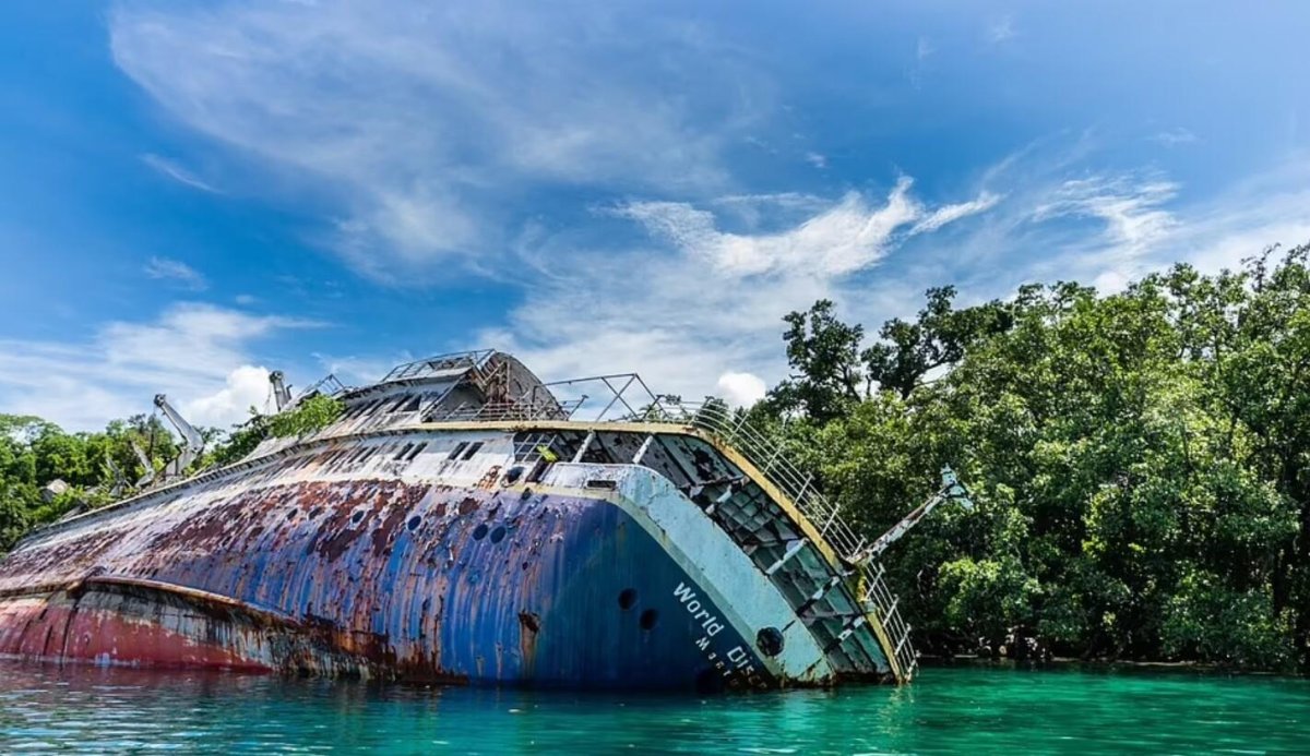 Заброшенный круизный лайнер World Discoverer. Соломоновы острова.