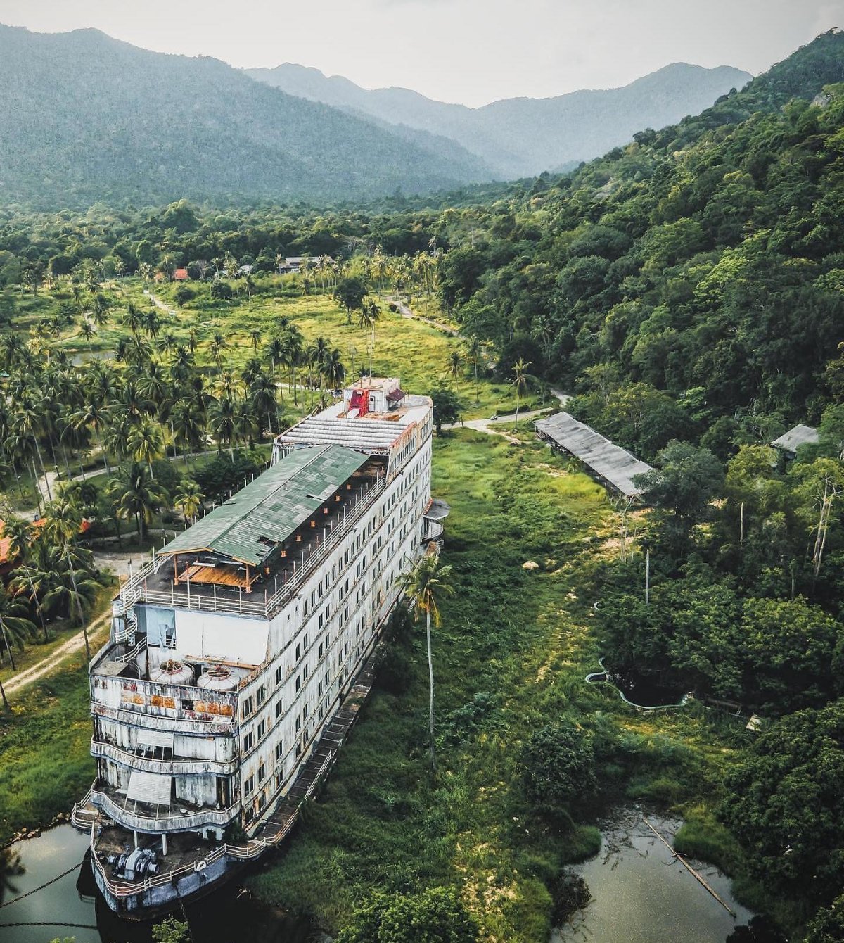 Заброшенный отель корабль ко Чанг