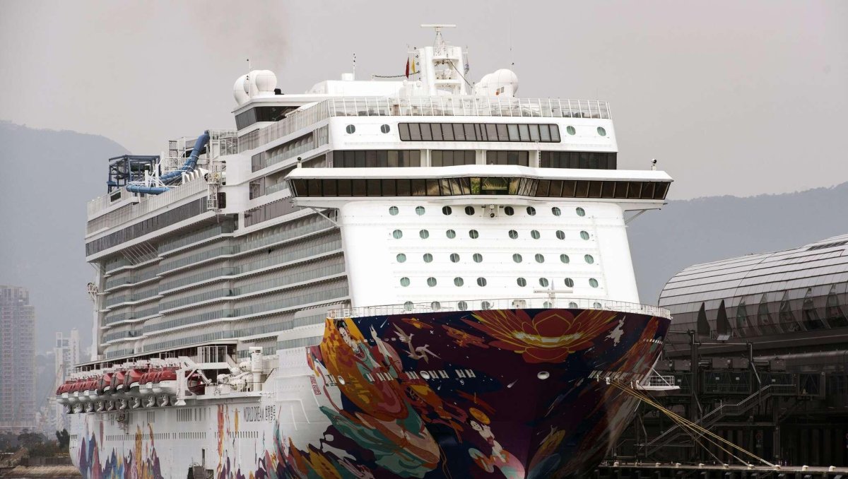 Заброшенный лайнер World Discoverer