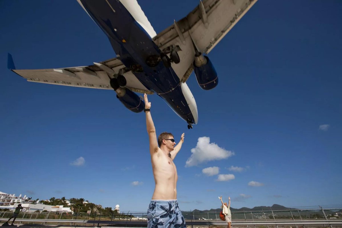 Человек на взлетной полосе