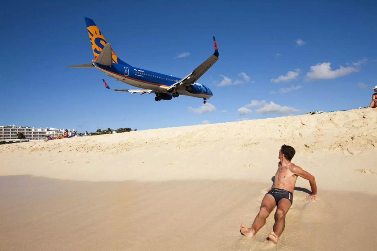 Самолет над пляжем