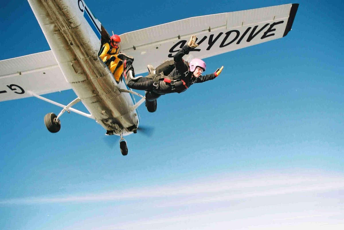 Самолет с парашютистами