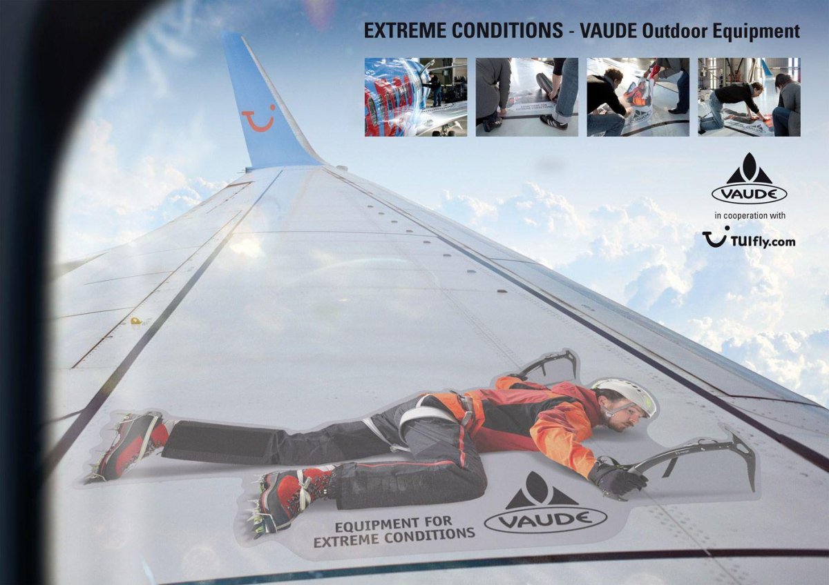 Надпись на крыле самолета