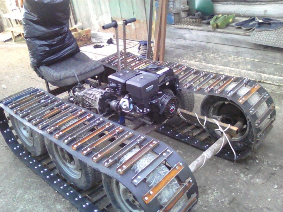 Гусеничный трактор переломка