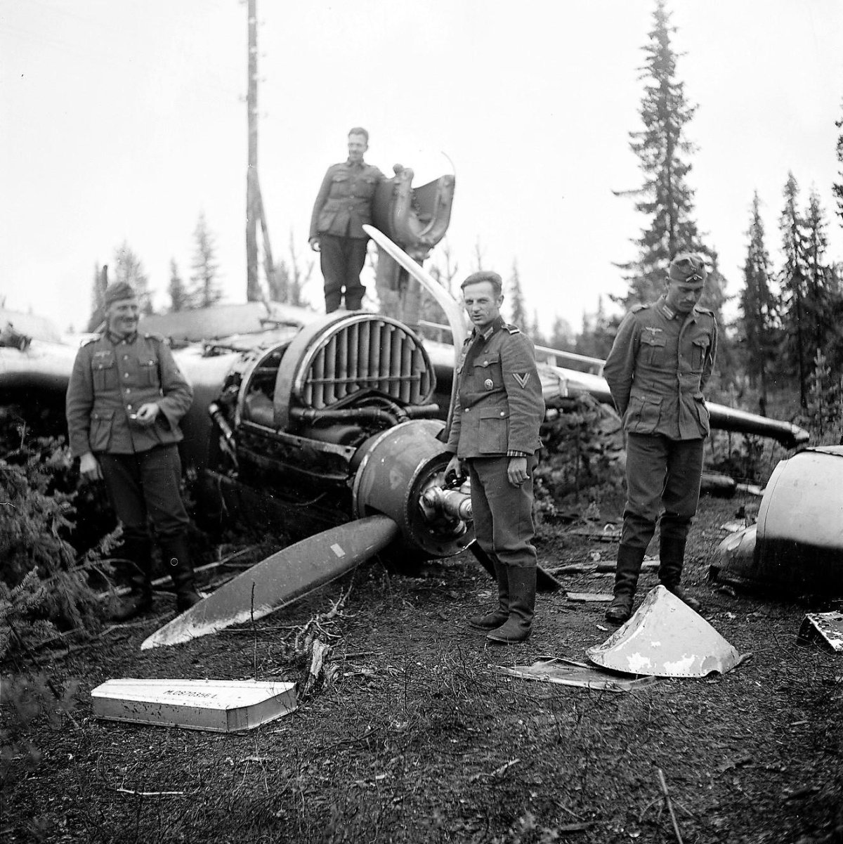 Бомбардировщик Юнкерс на площади Свердлова 1941