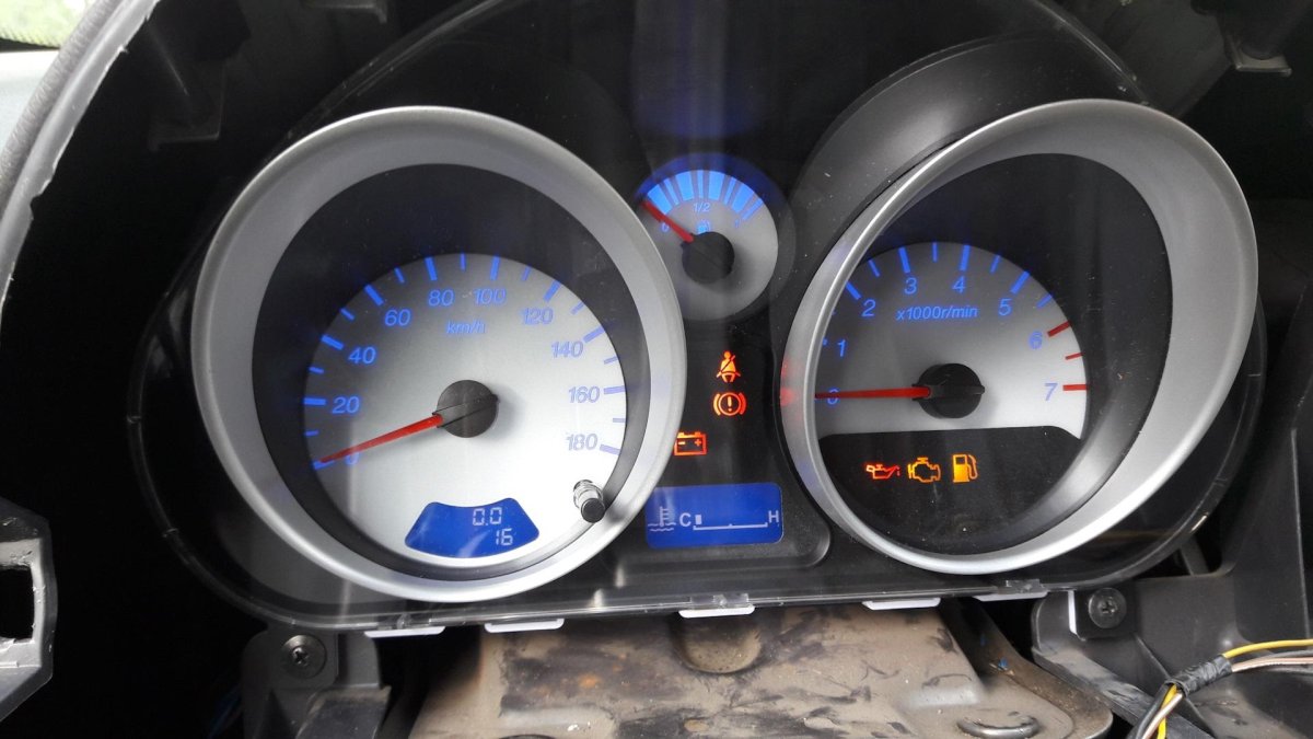 Chevrolet Spark панель приборов