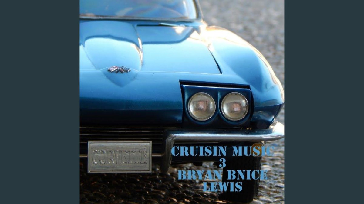 Машина с другой формой и с другими фарами с повернутыми