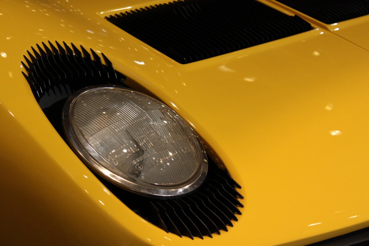 Ламборгини Миура с ресницами