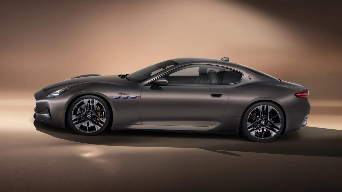 Мазерати ГРАНТУРИЗМО 2023