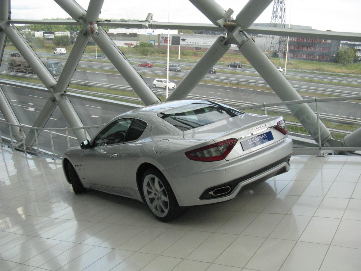 Maserati Gran Turismo 2024 черная с красным салоном