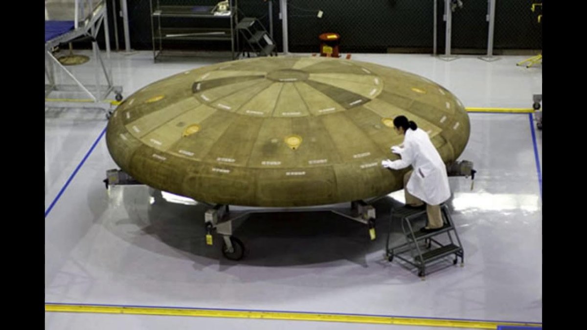 Огромная летающая тарелка