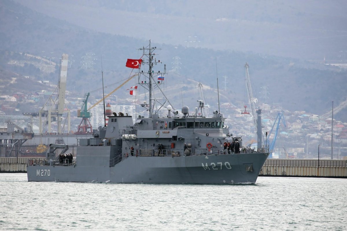 Минный тральщик в черном море