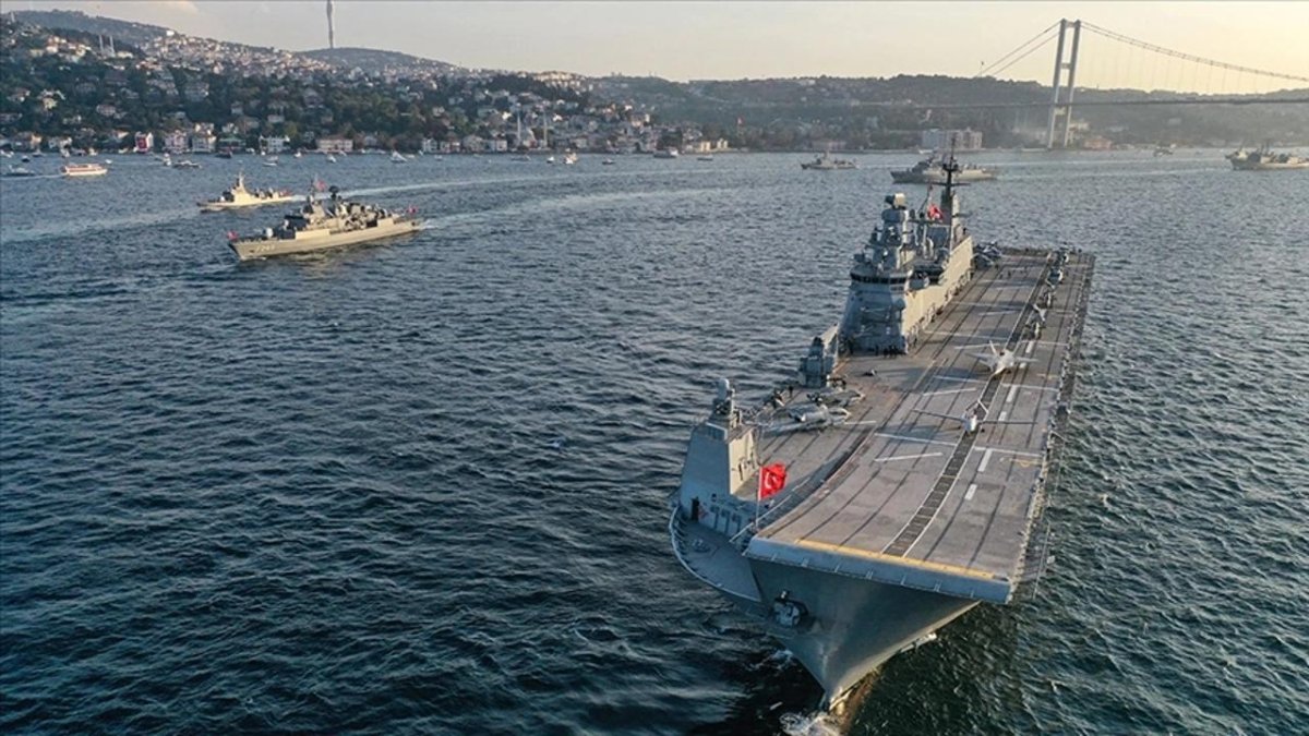 Крейсер проходит Босфор в 1950