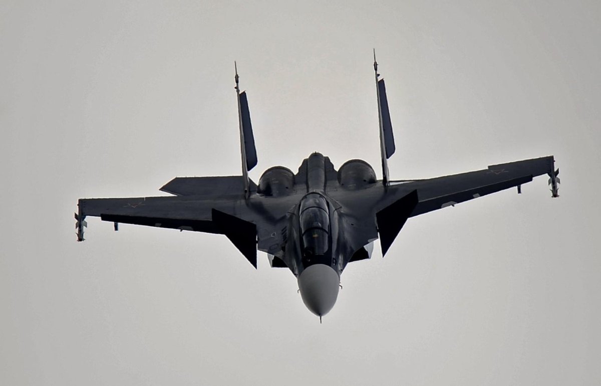 Истребитель Су-57 черный