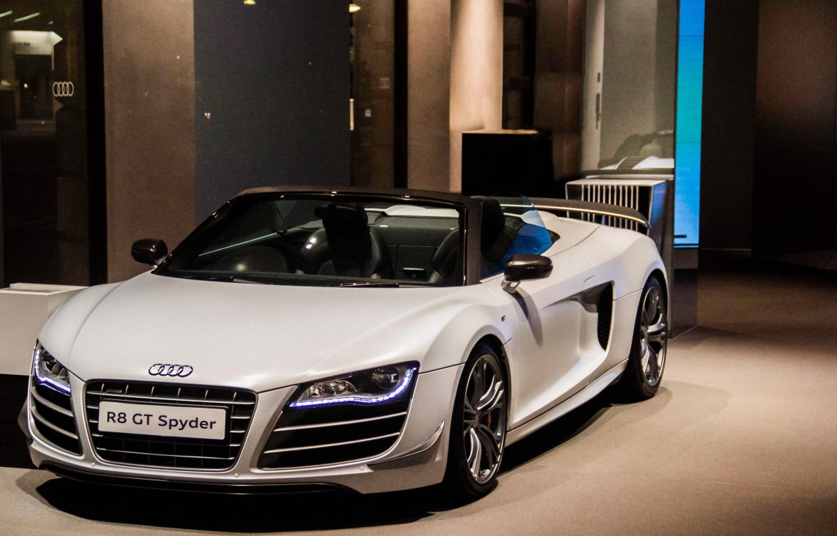 Белая Audi r8 Spyder