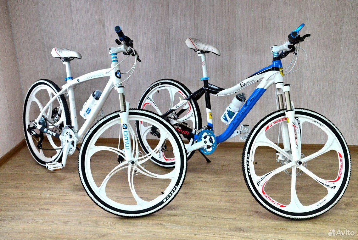Велосипед BMW на литых дисках