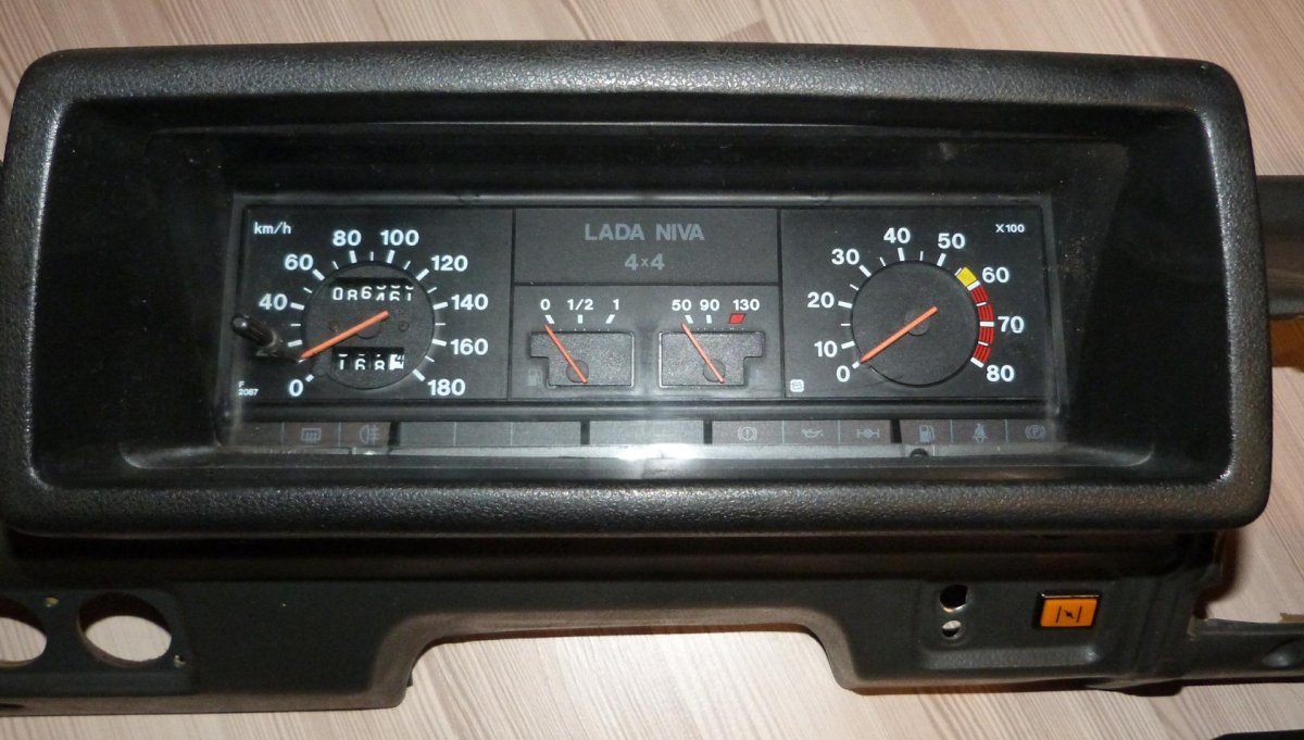 Приборная панель Нива 2121
