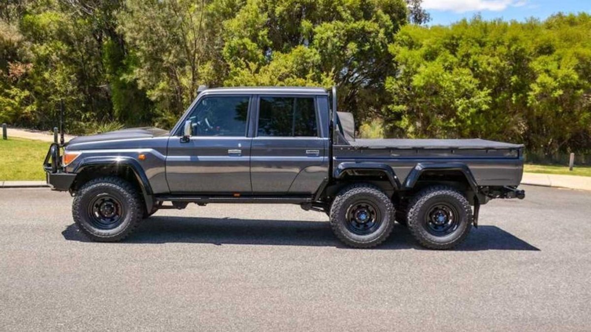 Toyota Land Cruiser 6x6