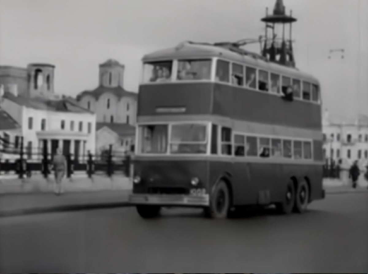 Кадры из фильма Подкидыш где показан двухэтажный троллейбус