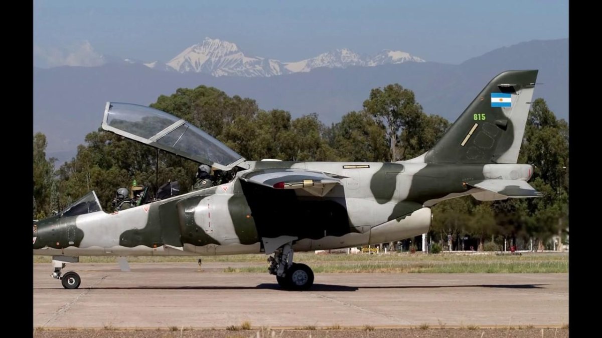 FMA IA-63 "Pampa", учебно-боевой самолет