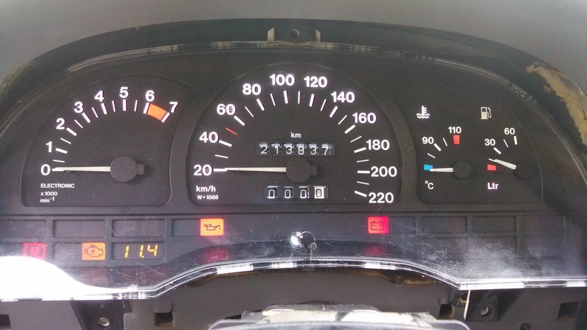 Куда пристроить вольтметр в салон Опель Омега в