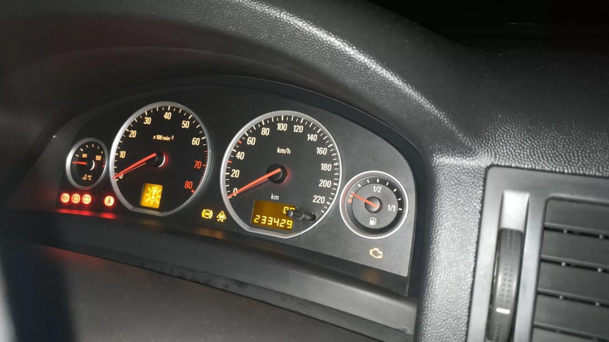 Лампочка сигнализатор на панели приборов на Опель Вектра с дизель 2