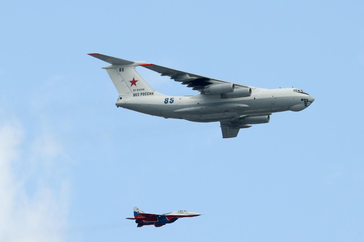 Самолёт в близи красно белый