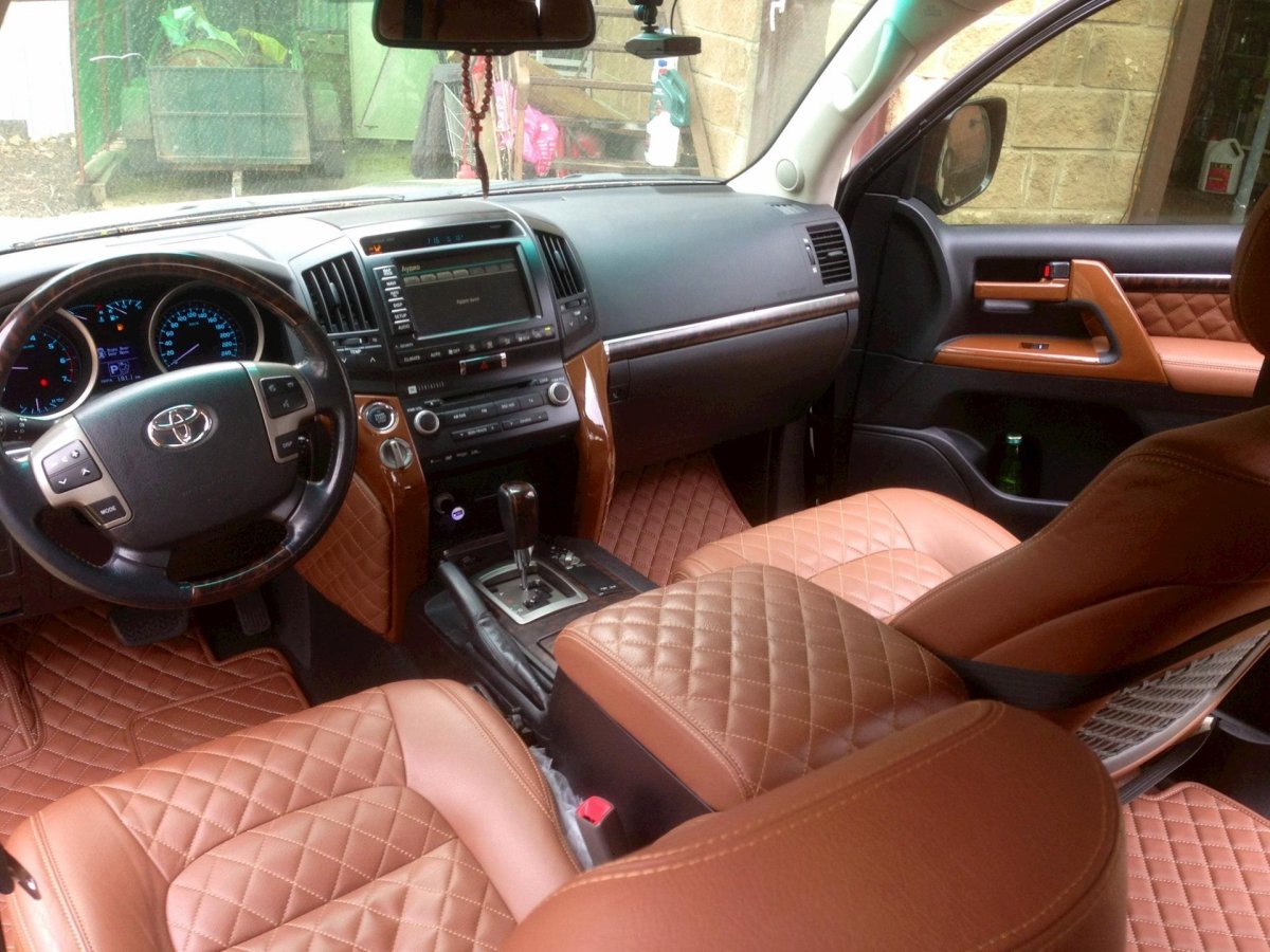 Toyota Land Cruiser 200 2010 салон