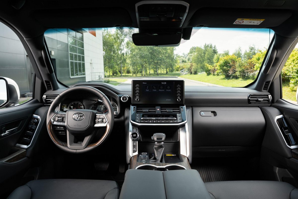 Toyota Land Cruiser 300 2021 салон