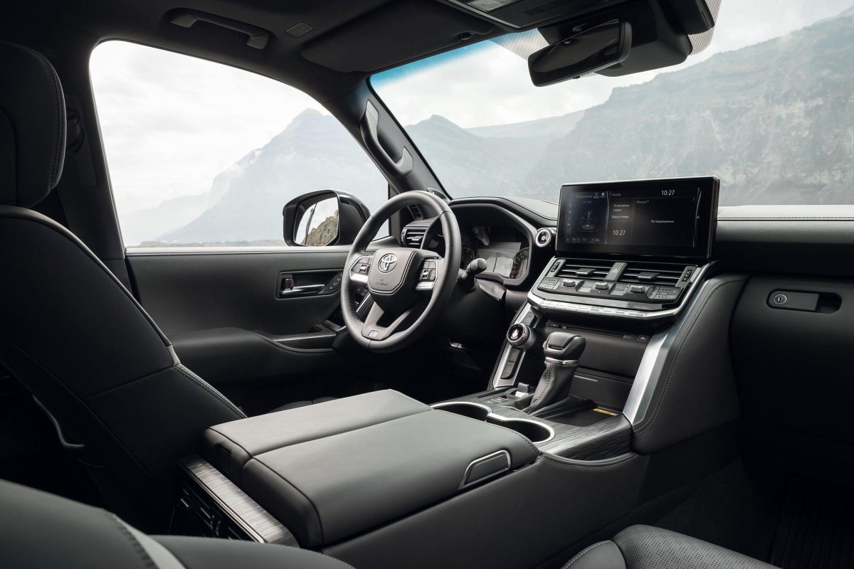 Toyota Land Cruiser 300 2021 салон