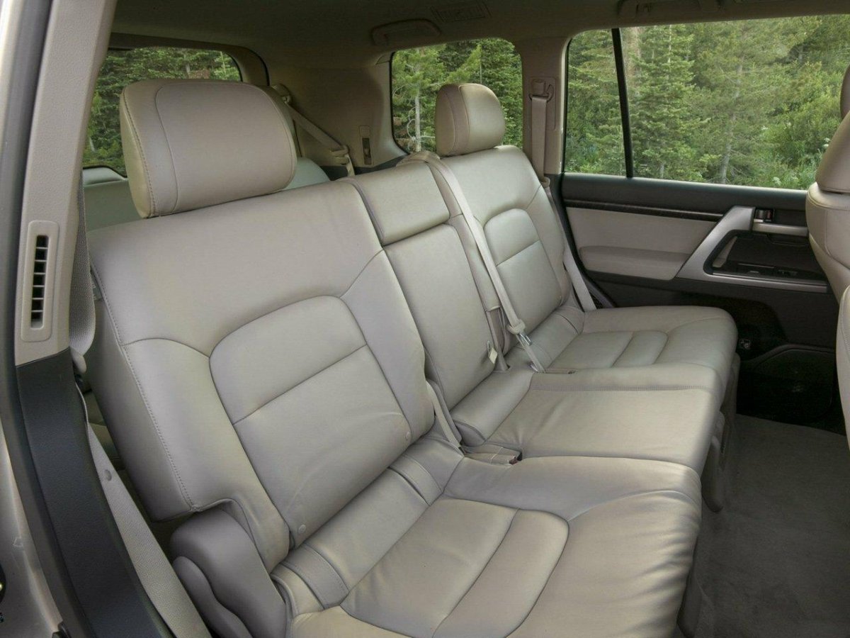 Land Cruiser 300 салон сзади