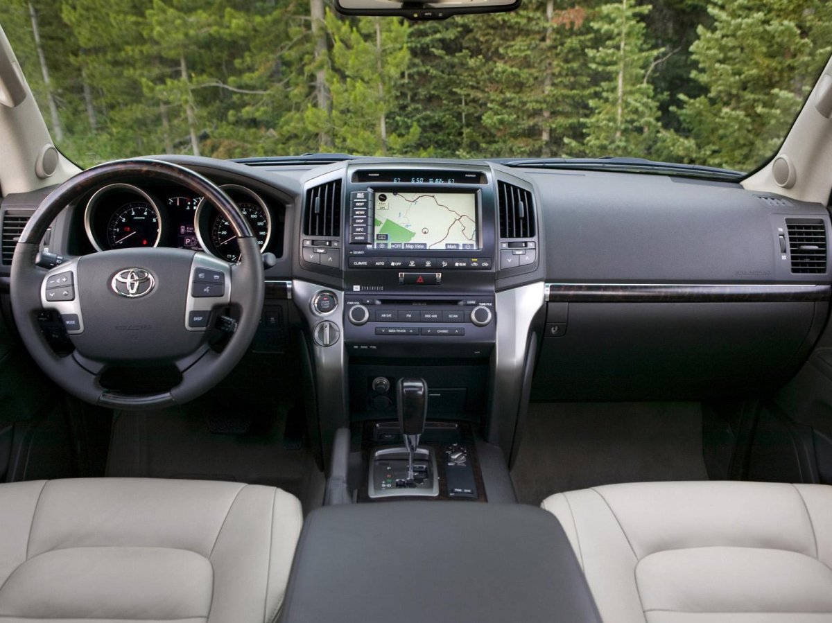 Toyota Land Cruiser 200 салон